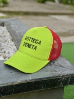 کلاه آفتابی فسفری BOTTEGA پشت تور قرمز