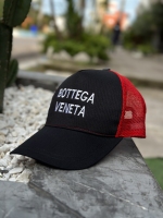 کلاه آفتابی مشکی BOTTEGA پشت تور قرمز