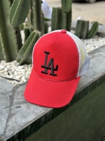 کلاه آفتابی قرمز LA پشت تور سفید