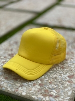 کلاه آفتابی پشت تور زرد