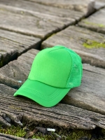 کلاه آفتابی پشت تور سبز